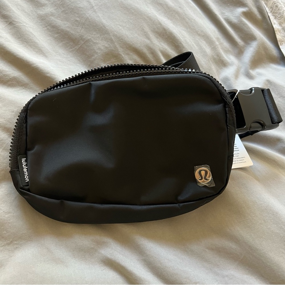 NWT Lululemon Everywhere Belt Bag